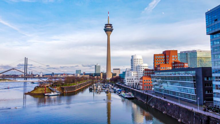 Düsseldorf Stadt Foto mit Blick auf Hafen und Blick auf Rheinturm