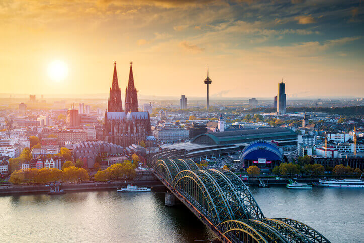 Foto Stadtbild Köln mit Kölner Dom, Hauptbahnhof und Sonnenuntergang cropped