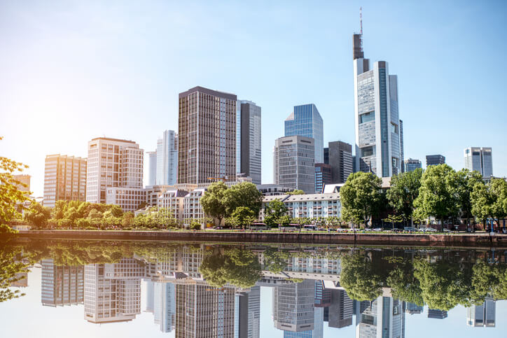 Skyline von Frankfurt am Main mit Blick auf moderne Hochhäuser